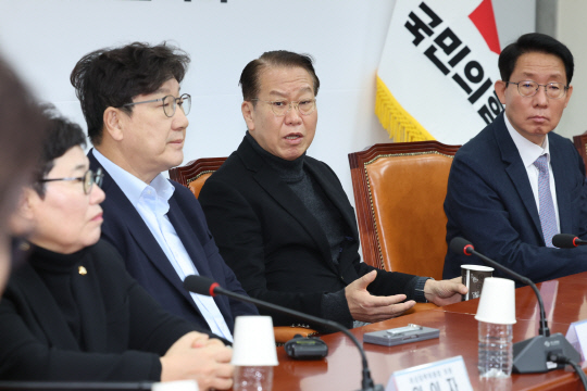 권영세 국민의힘 비상대책위원장이 15일 새벽 국회에서 열린 긴급 비상대책위원회의에서 발언하고 있다. [연합뉴스]